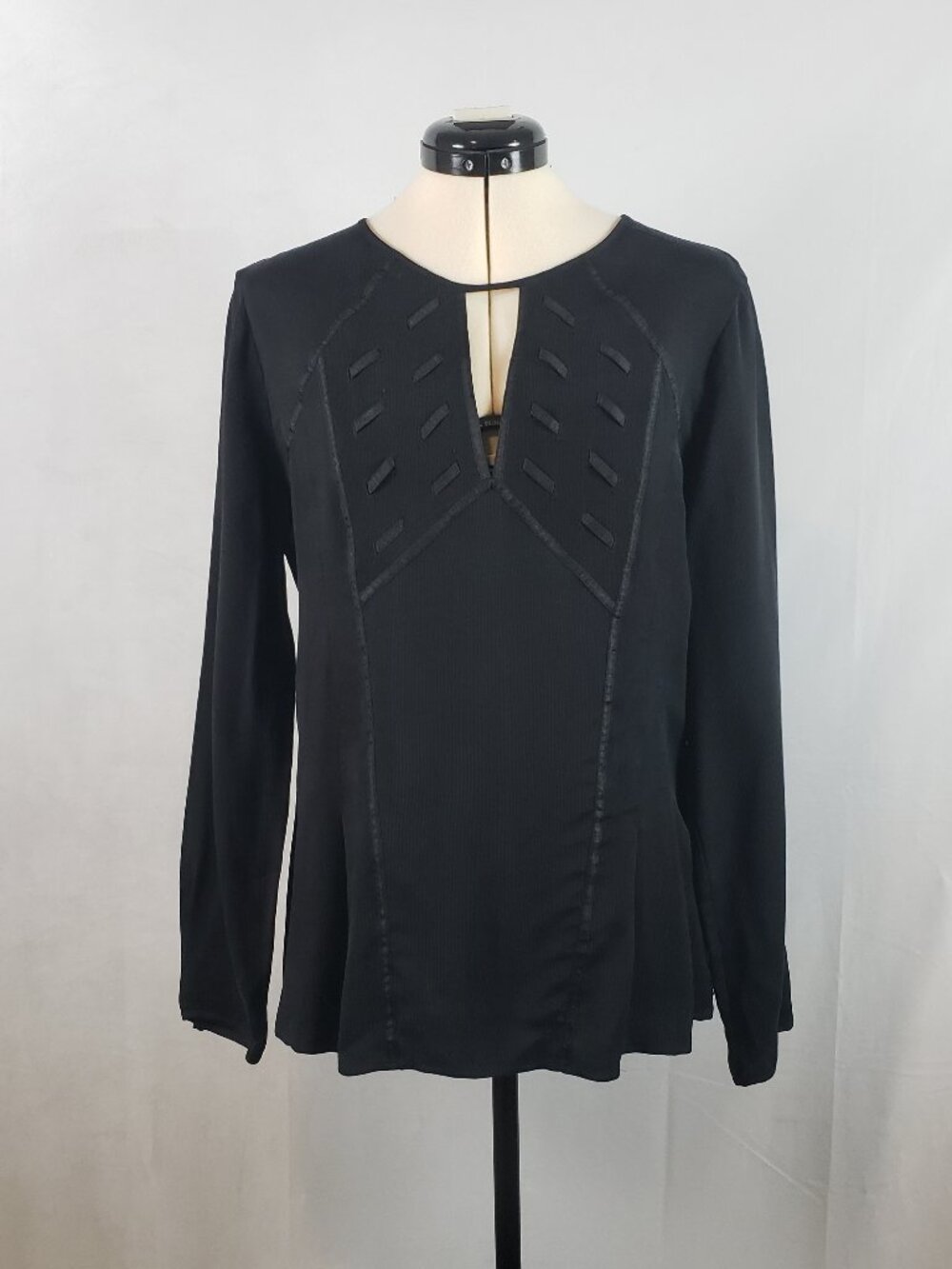 QUINN Juliet Keyhole Blouse Silk Fitted Silhouette Modern Effortless Small